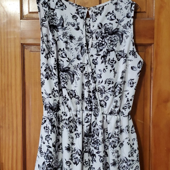 Gorgeous black and white flower romper - Picture 2 of 9